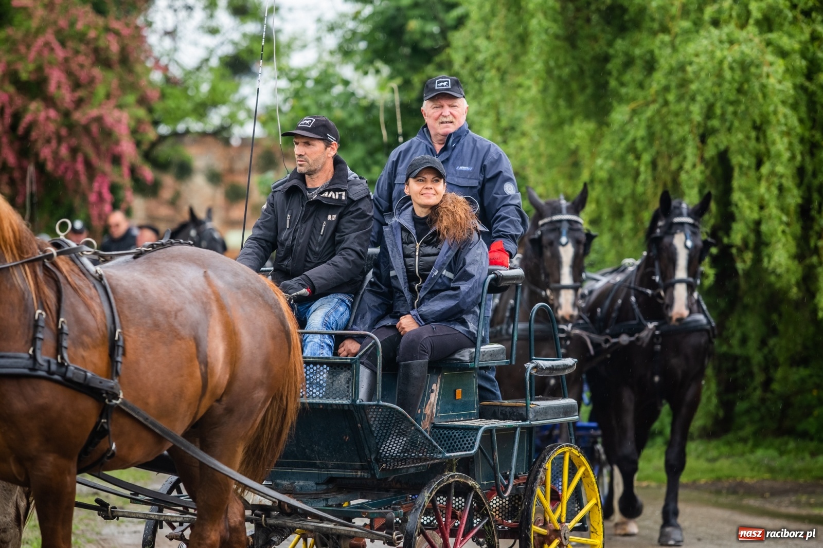 Zdjęcie w galerii na portalu naszraciborz.pl: III Procesja Konna na św. Urbana w Łubowicach. Jeźdźcy w strugach deszczu wiadomości z regionu