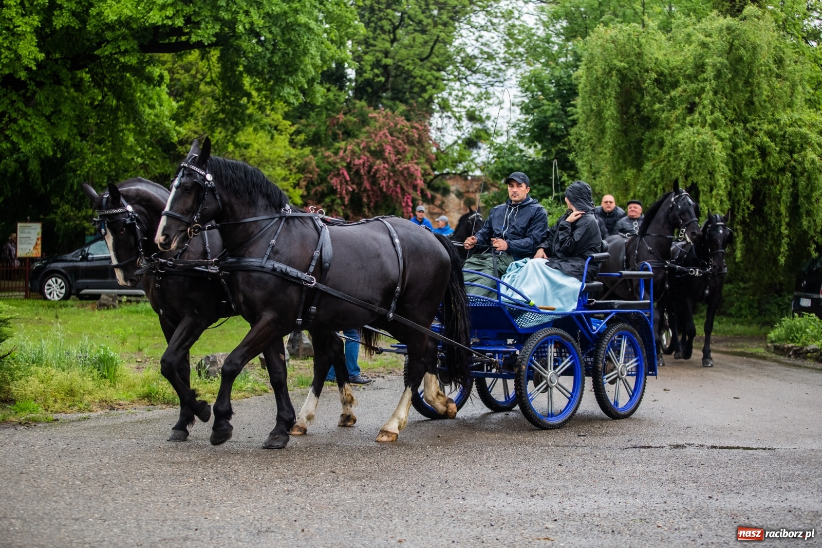 Zdjęcie w galerii na portalu naszraciborz.pl: III Procesja Konna na św. Urbana w Łubowicach. Jeźdźcy w strugach deszczu wiadomości z regionu