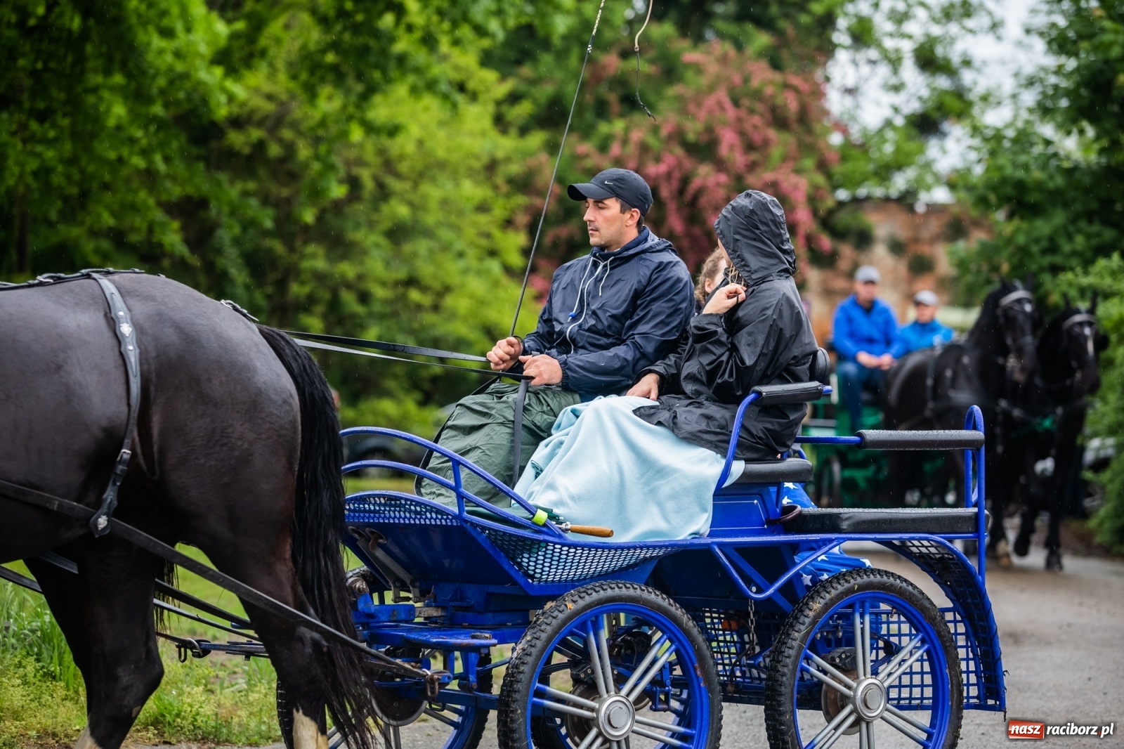 Zdjęcie w galerii na portalu naszraciborz.pl: III Procesja Konna na św. Urbana w Łubowicach. Jeźdźcy w strugach deszczu wiadomości z regionu