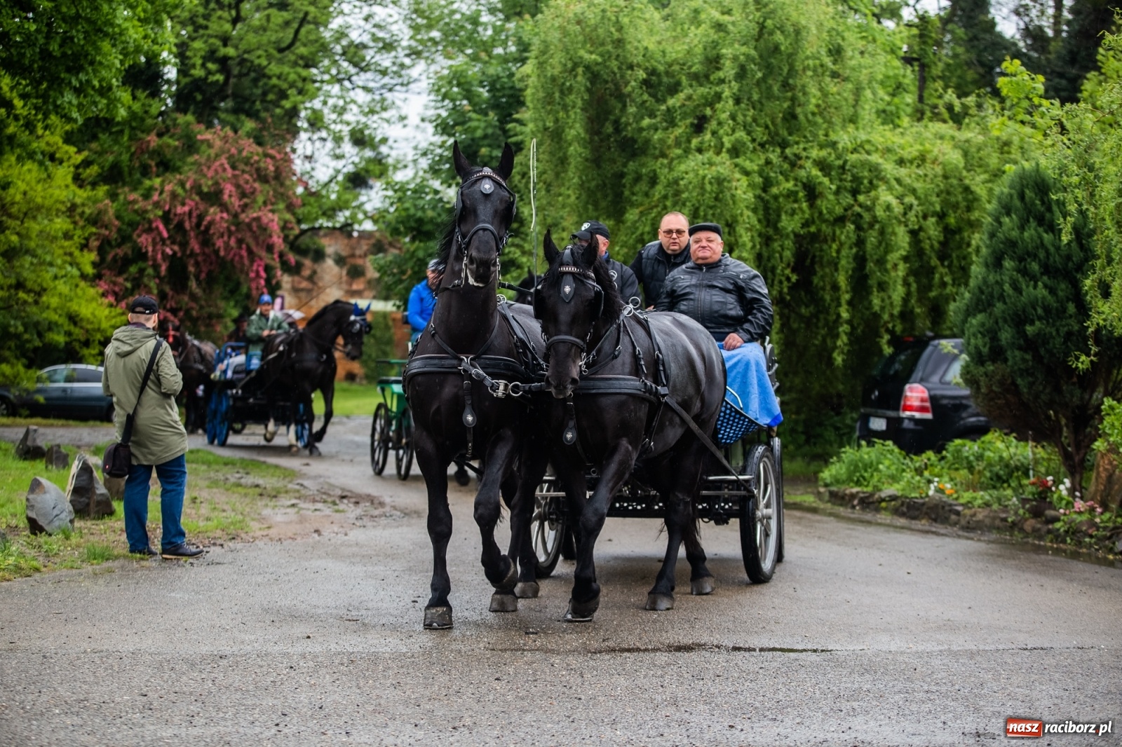 Zdjęcie w galerii na portalu naszraciborz.pl: III Procesja Konna na św. Urbana w Łubowicach. Jeźdźcy w strugach deszczu wiadomości z regionu