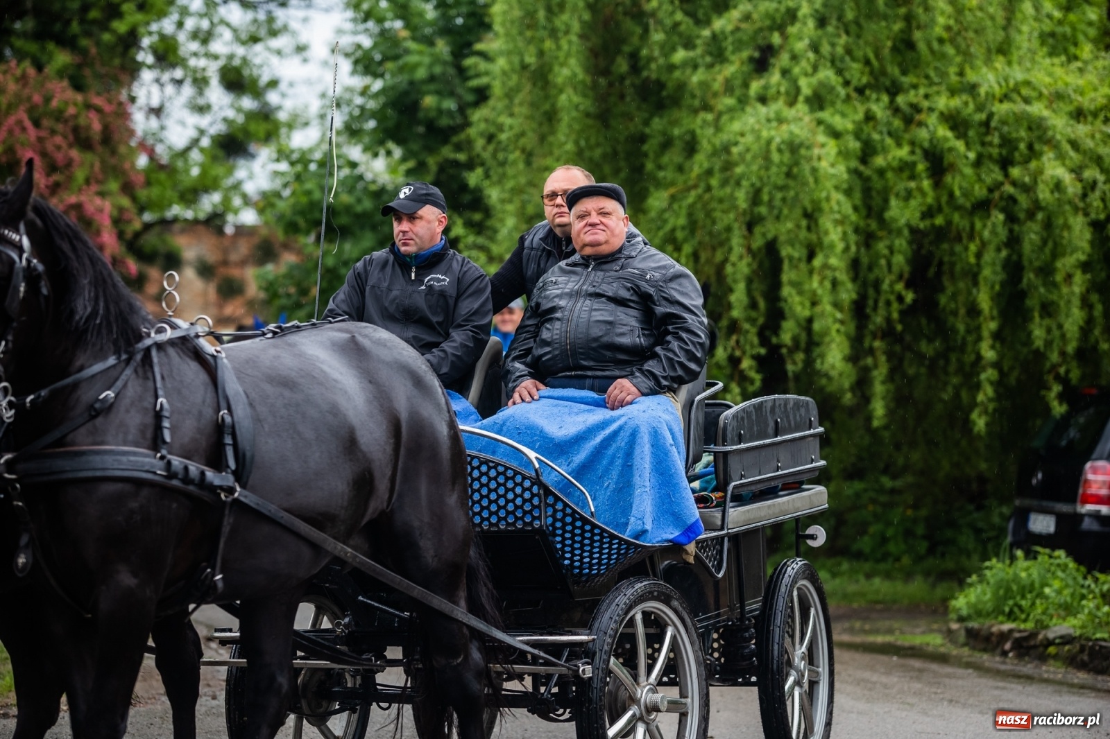Zdjęcie w galerii na portalu naszraciborz.pl: III Procesja Konna na św. Urbana w Łubowicach. Jeźdźcy w strugach deszczu wiadomości z regionu