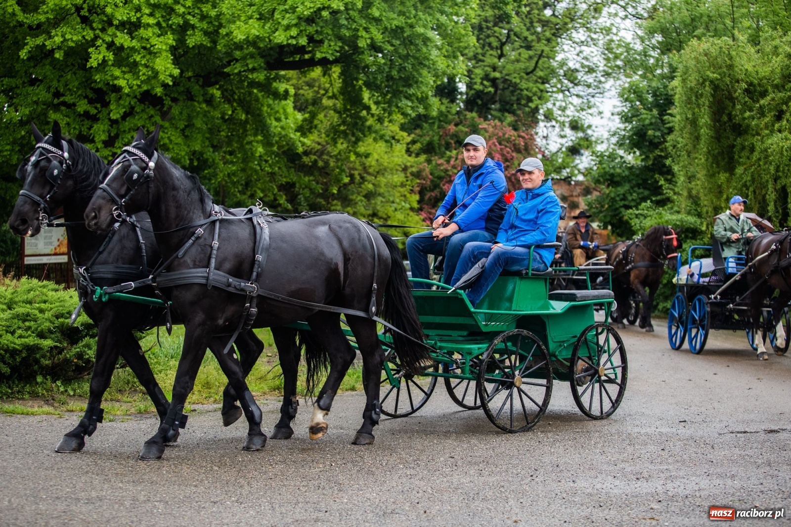 Zdjęcie w galerii na portalu naszraciborz.pl: III Procesja Konna na św. Urbana w Łubowicach. Jeźdźcy w strugach deszczu wiadomości z regionu