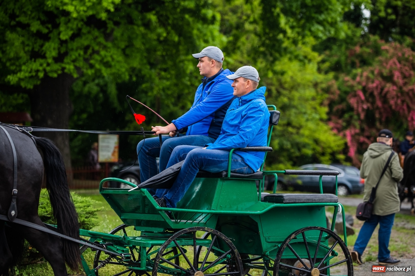 Zdjęcie w galerii na portalu naszraciborz.pl: III Procesja Konna na św. Urbana w Łubowicach. Jeźdźcy w strugach deszczu wiadomości z regionu