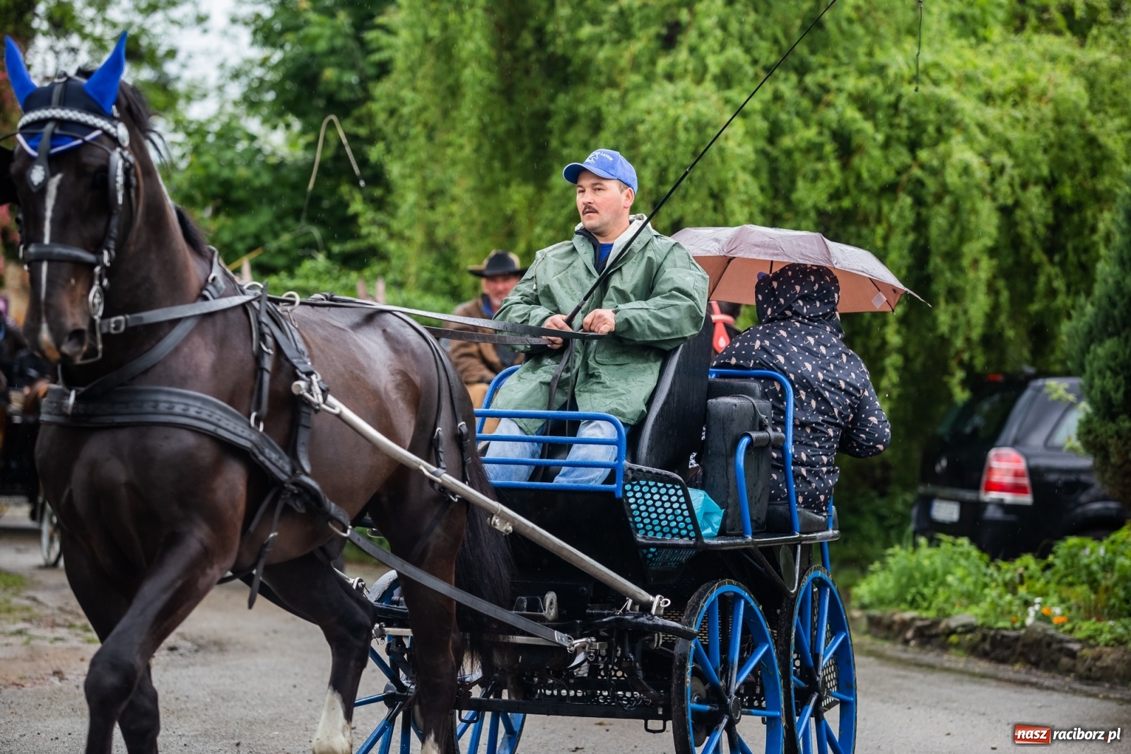 Zdjęcie w galerii na portalu naszraciborz.pl: III Procesja Konna na św. Urbana w Łubowicach. Jeźdźcy w strugach deszczu wiadomości z regionu
