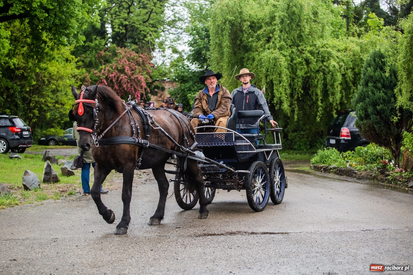 Zdjęcie w galerii na portalu naszraciborz.pl: III Procesja Konna na św. Urbana w Łubowicach. Jeźdźcy w strugach deszczu wiadomości z regionu
