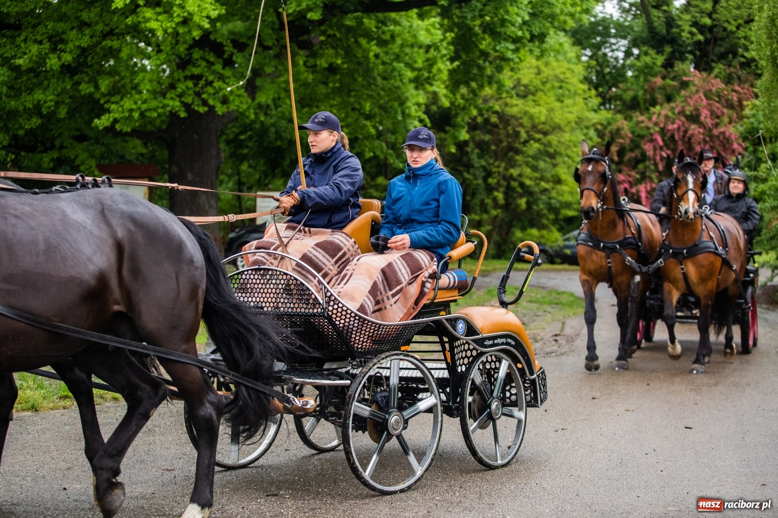 Zdjęcie w galerii na portalu naszraciborz.pl: III Procesja Konna na św. Urbana w Łubowicach. Jeźdźcy w strugach deszczu wiadomości z regionu