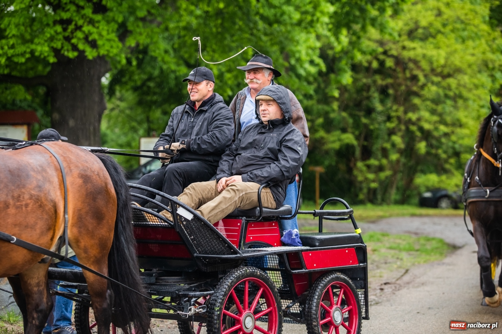 Zdjęcie w galerii na portalu naszraciborz.pl: III Procesja Konna na św. Urbana w Łubowicach. Jeźdźcy w strugach deszczu wiadomości z regionu
