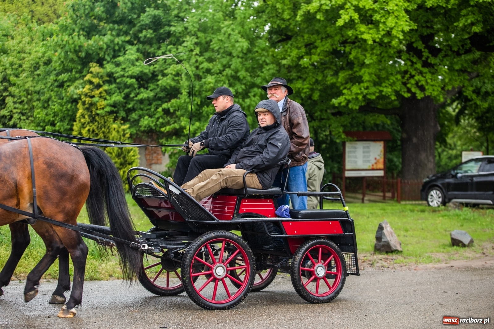 Zdjęcie w galerii na portalu naszraciborz.pl: III Procesja Konna na św. Urbana w Łubowicach. Jeźdźcy w strugach deszczu wiadomości z regionu