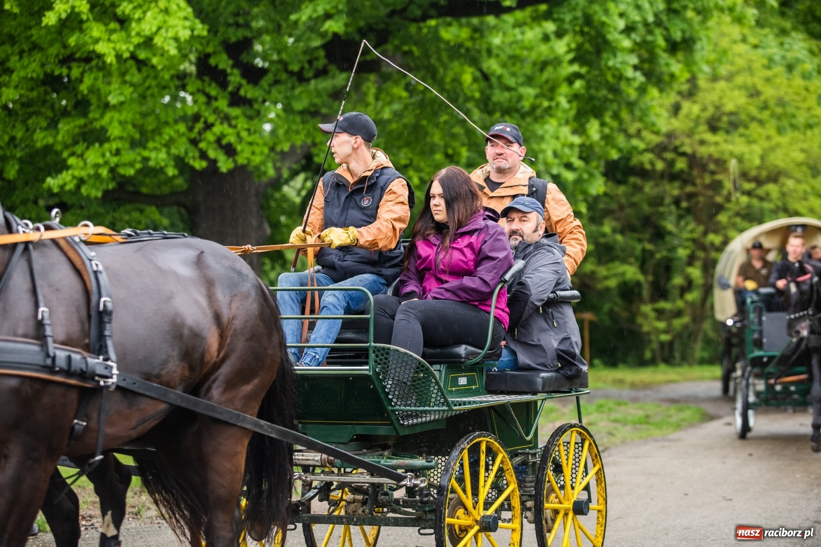 Zdjęcie w galerii na portalu naszraciborz.pl: III Procesja Konna na św. Urbana w Łubowicach. Jeźdźcy w strugach deszczu wiadomości z regionu