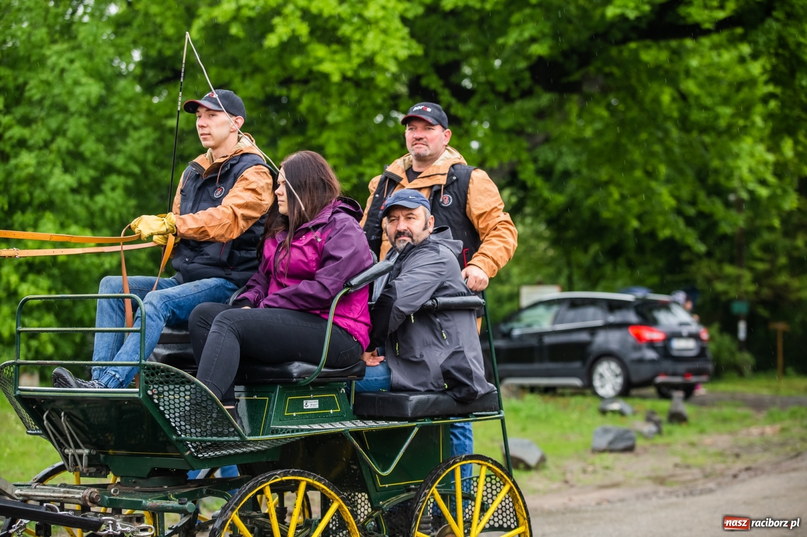 Zdjęcie w galerii na portalu naszraciborz.pl: III Procesja Konna na św. Urbana w Łubowicach. Jeźdźcy w strugach deszczu wiadomości z regionu