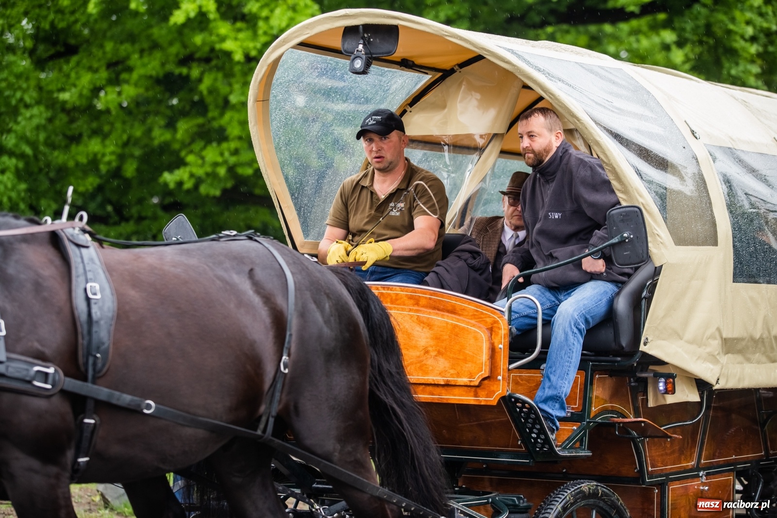 Zdjęcie w galerii na portalu naszraciborz.pl: III Procesja Konna na św. Urbana w Łubowicach. Jeźdźcy w strugach deszczu wiadomości z regionu