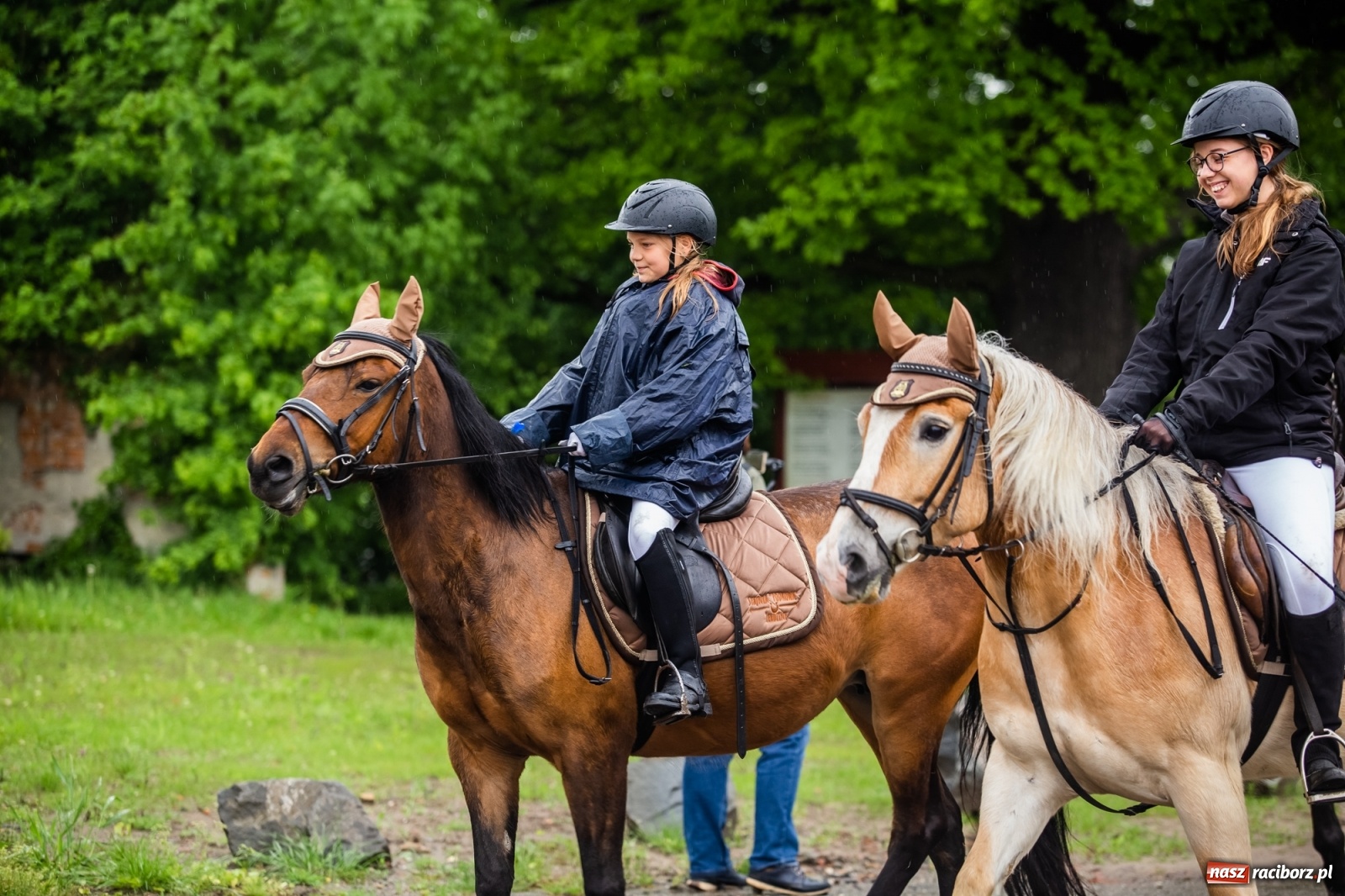 Zdjęcie w galerii na portalu naszraciborz.pl: III Procesja Konna na św. Urbana w Łubowicach. Jeźdźcy w strugach deszczu wiadomości z regionu