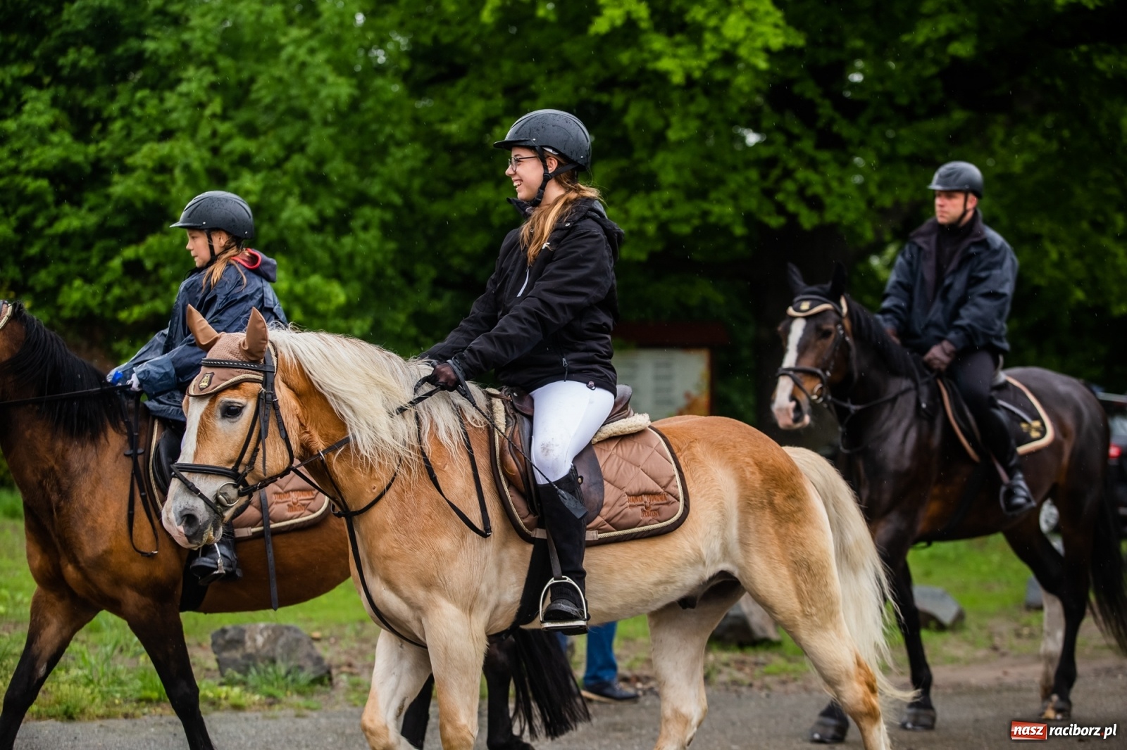 Zdjęcie w galerii na portalu naszraciborz.pl: III Procesja Konna na św. Urbana w Łubowicach. Jeźdźcy w strugach deszczu wiadomości z regionu