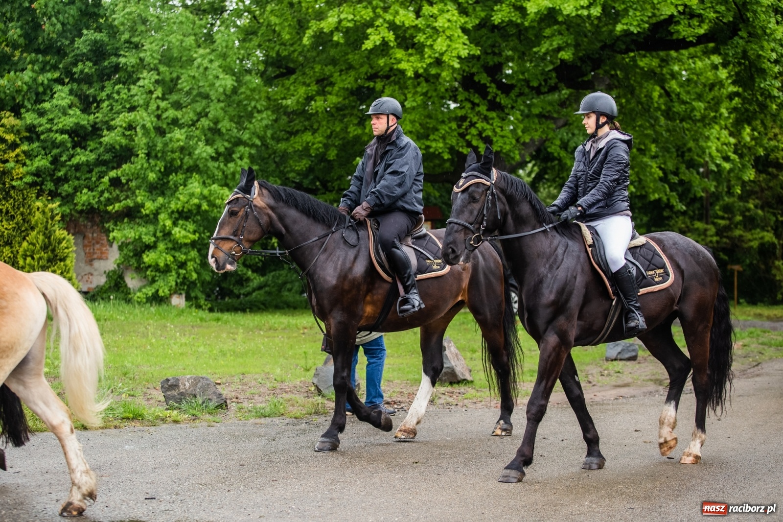 Zdjęcie w galerii na portalu naszraciborz.pl: III Procesja Konna na św. Urbana w Łubowicach. Jeźdźcy w strugach deszczu wiadomości z regionu
