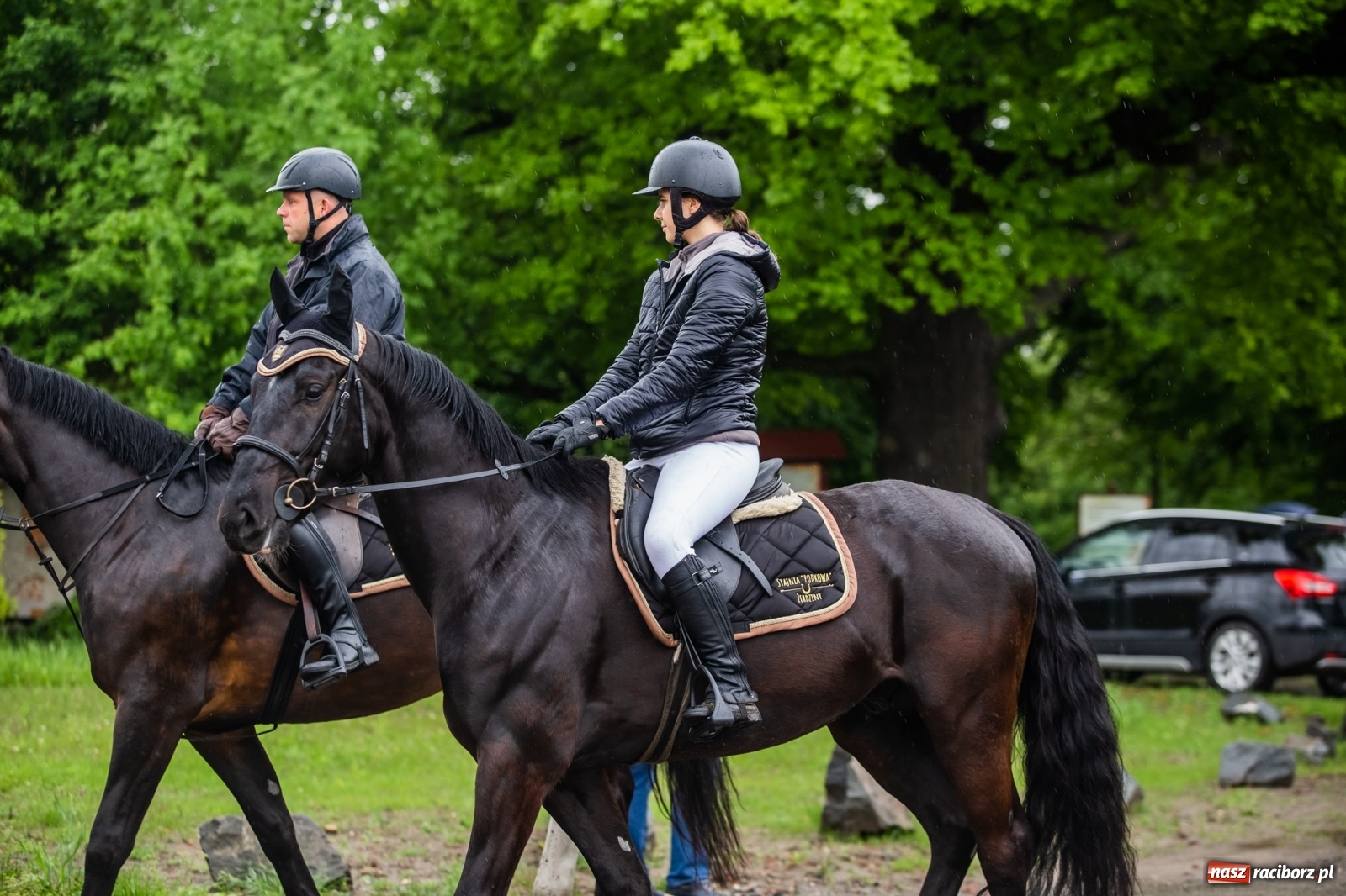 Zdjęcie w galerii na portalu naszraciborz.pl: III Procesja Konna na św. Urbana w Łubowicach. Jeźdźcy w strugach deszczu wiadomości z regionu