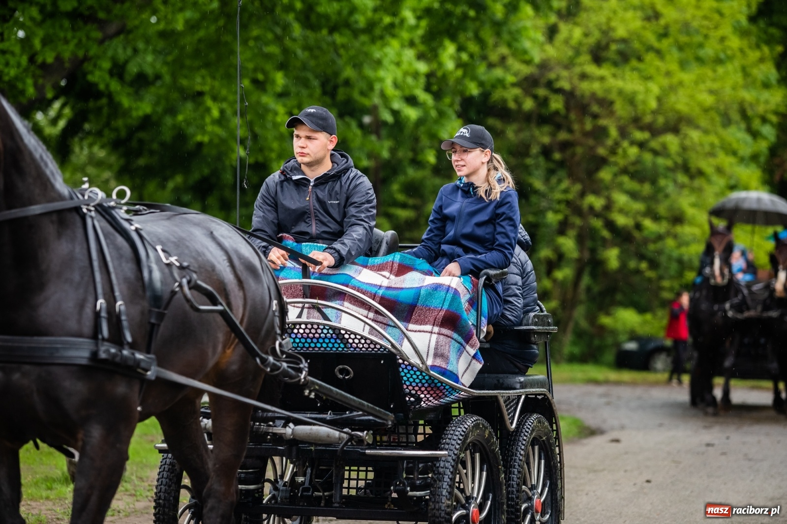 Zdjęcie w galerii na portalu naszraciborz.pl: III Procesja Konna na św. Urbana w Łubowicach. Jeźdźcy w strugach deszczu wiadomości z regionu