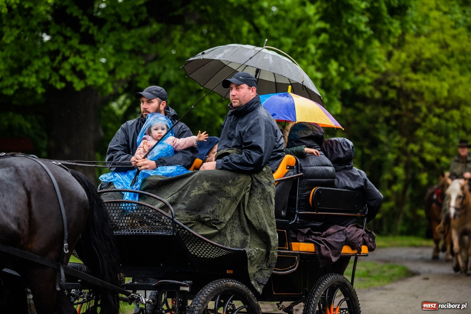 Zdjęcie w galerii na portalu naszraciborz.pl: III Procesja Konna na św. Urbana w Łubowicach. Jeźdźcy w strugach deszczu wiadomości z regionu