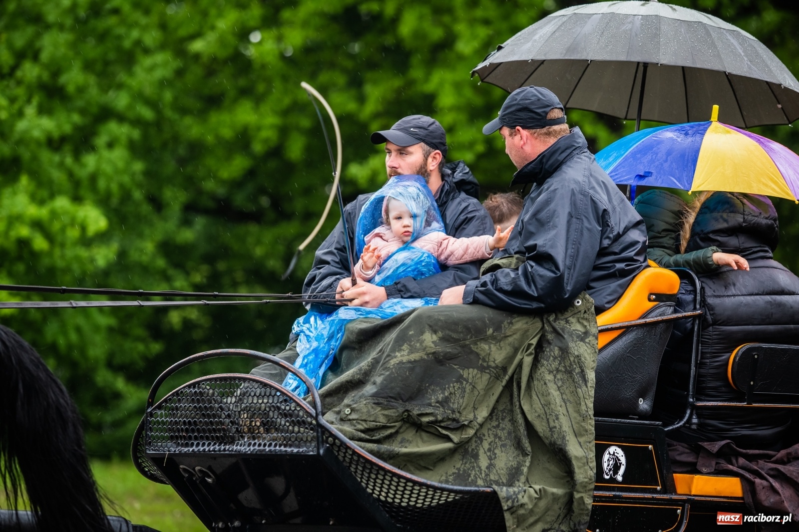 Zdjęcie w galerii na portalu naszraciborz.pl: III Procesja Konna na św. Urbana w Łubowicach. Jeźdźcy w strugach deszczu wiadomości z regionu