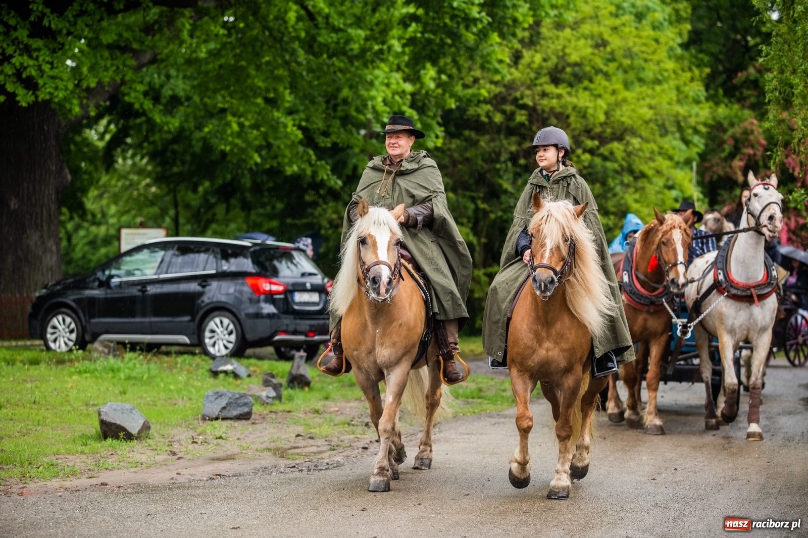 Zdjęcie w galerii na portalu naszraciborz.pl: III Procesja Konna na św. Urbana w Łubowicach. Jeźdźcy w strugach deszczu wiadomości z regionu