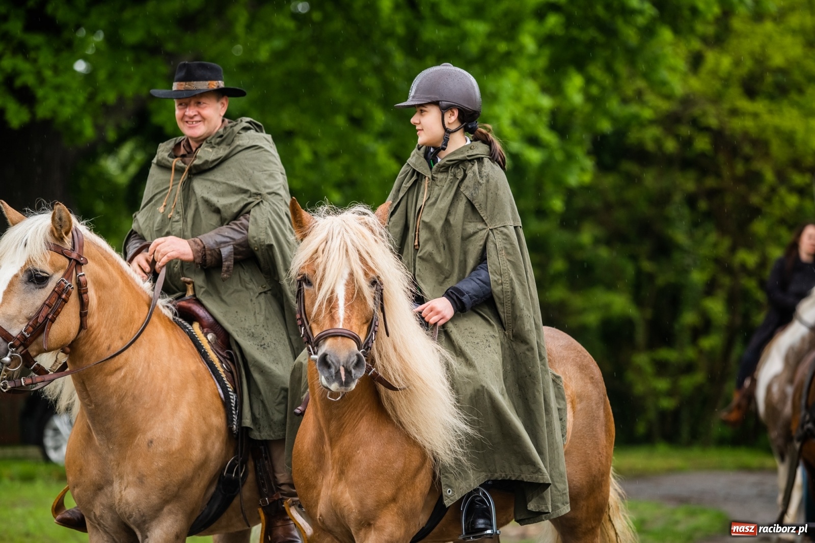 Zdjęcie w galerii na portalu naszraciborz.pl: III Procesja Konna na św. Urbana w Łubowicach. Jeźdźcy w strugach deszczu wiadomości z regionu