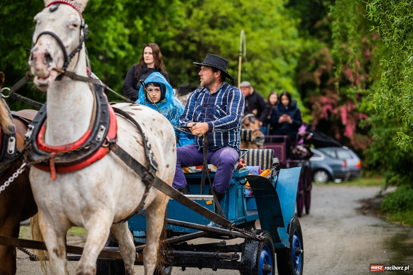 Zdjęcie w galerii na portalu naszraciborz.pl: III Procesja Konna na św. Urbana w Łubowicach. Jeźdźcy w strugach deszczu wiadomości z regionu