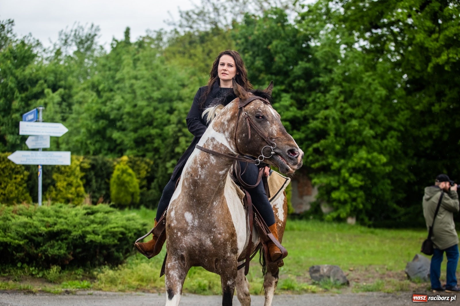 Zdjęcie w galerii na portalu naszraciborz.pl: III Procesja Konna na św. Urbana w Łubowicach. Jeźdźcy w strugach deszczu wiadomości z regionu