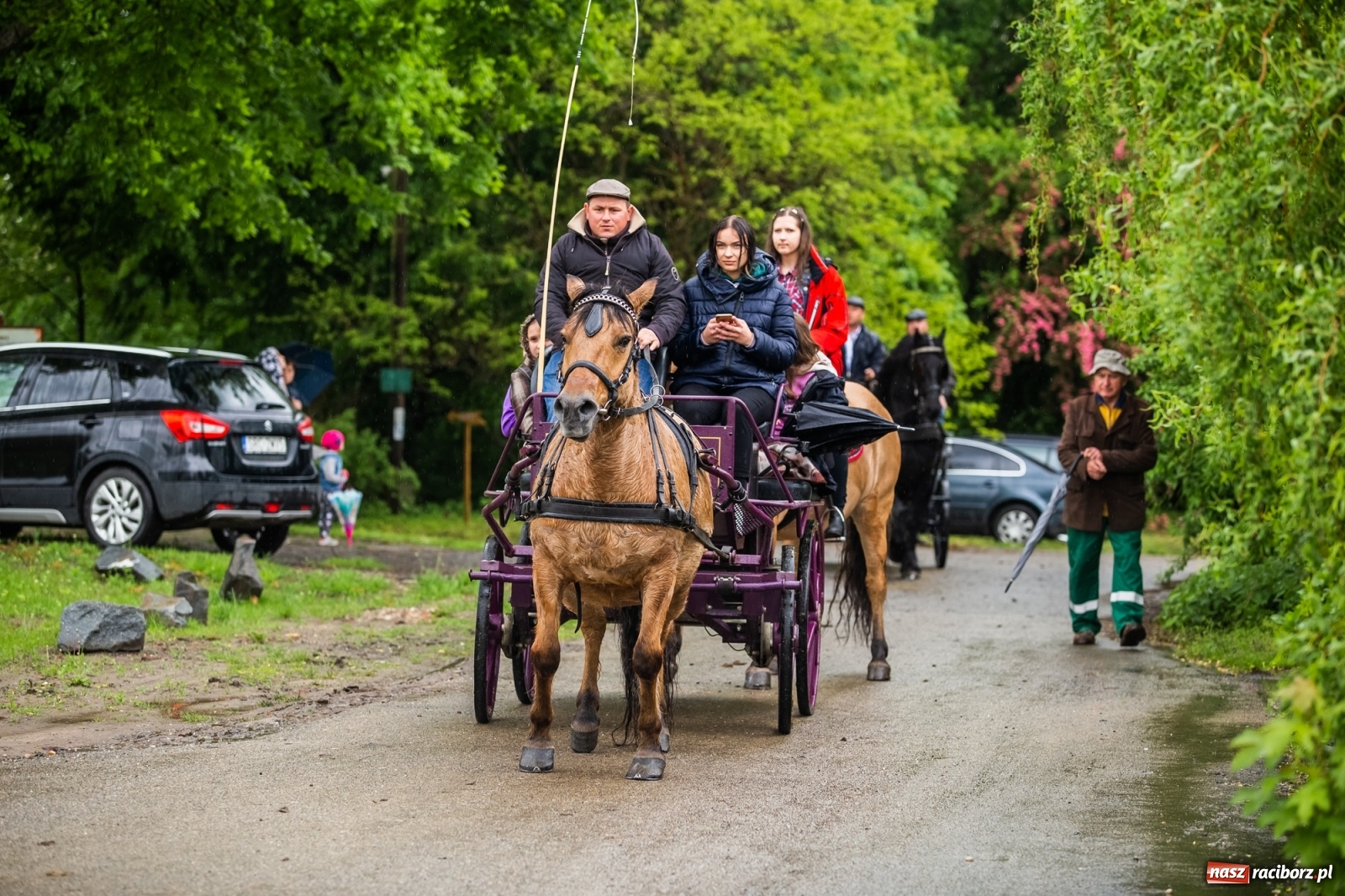 Zdjęcie w galerii na portalu naszraciborz.pl: III Procesja Konna na św. Urbana w Łubowicach. Jeźdźcy w strugach deszczu wiadomości z regionu