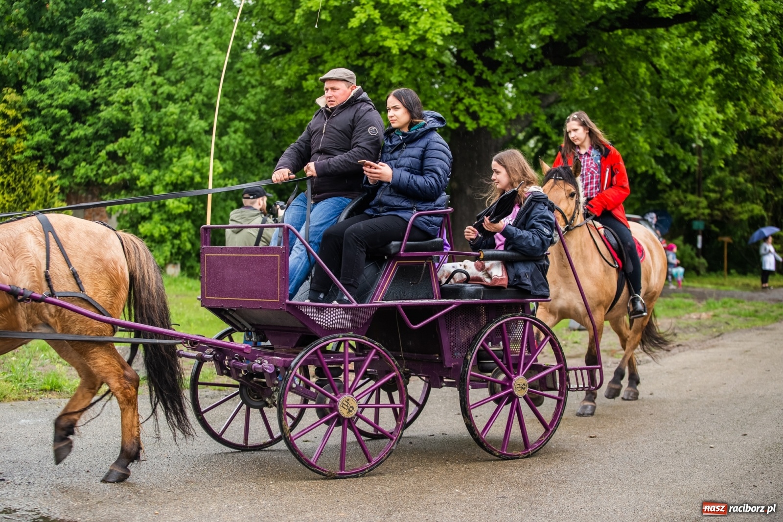 Zdjęcie w galerii na portalu naszraciborz.pl: III Procesja Konna na św. Urbana w Łubowicach. Jeźdźcy w strugach deszczu wiadomości z regionu