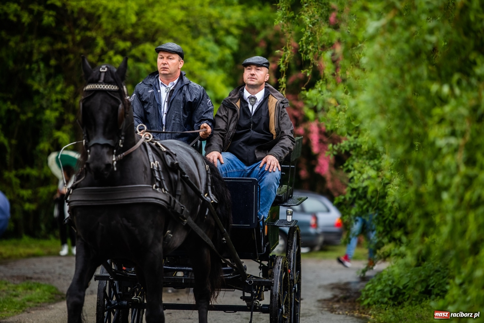Zdjęcie w galerii na portalu naszraciborz.pl: III Procesja Konna na św. Urbana w Łubowicach. Jeźdźcy w strugach deszczu wiadomości z regionu