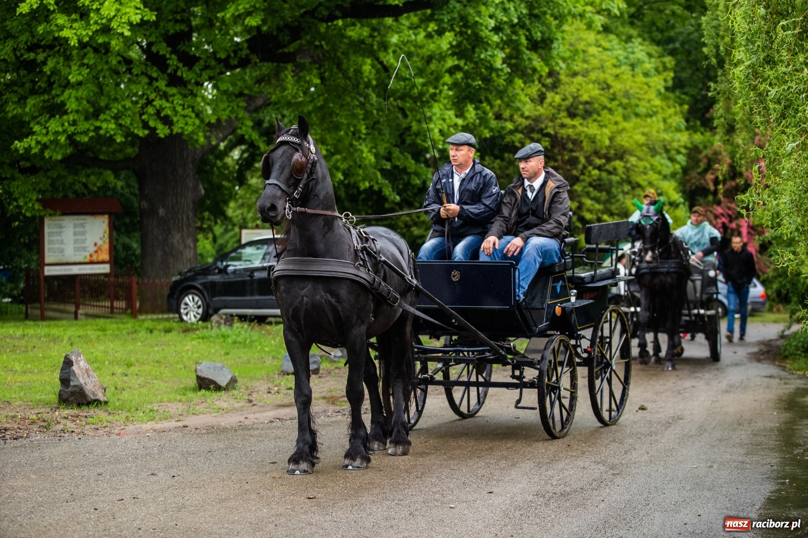 Zdjęcie w galerii na portalu naszraciborz.pl: III Procesja Konna na św. Urbana w Łubowicach. Jeźdźcy w strugach deszczu wiadomości z regionu
