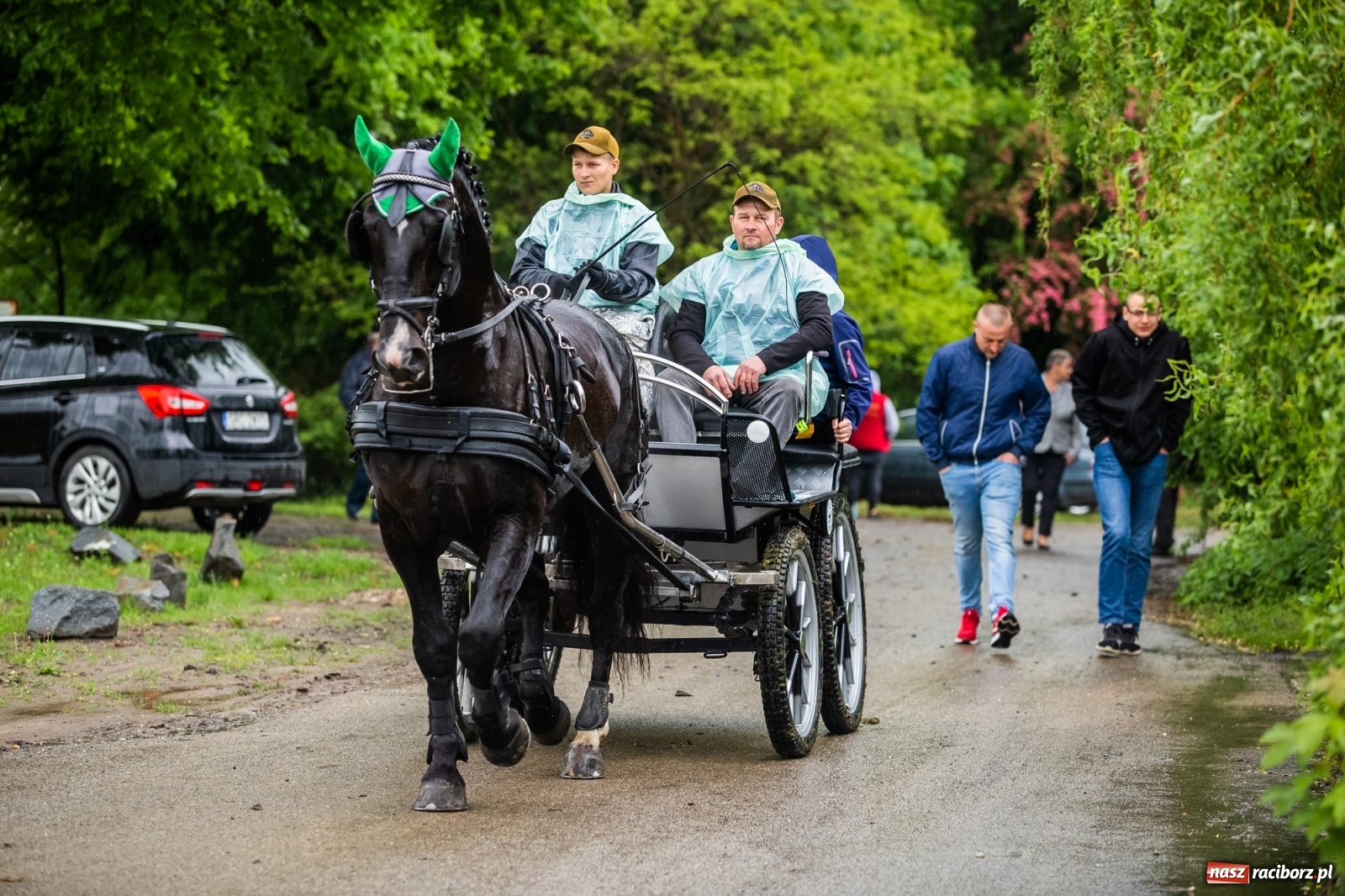 Zdjęcie w galerii na portalu naszraciborz.pl: III Procesja Konna na św. Urbana w Łubowicach. Jeźdźcy w strugach deszczu wiadomości z regionu