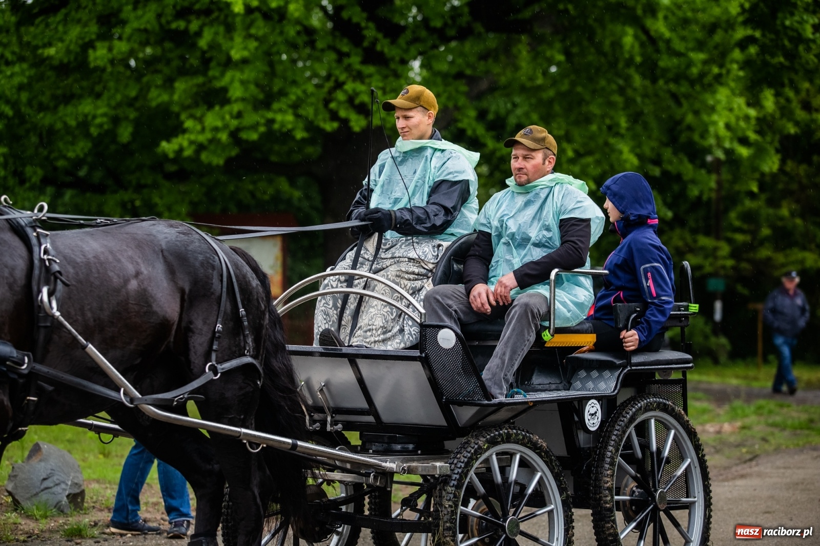 Zdjęcie w galerii na portalu naszraciborz.pl: III Procesja Konna na św. Urbana w Łubowicach. Jeźdźcy w strugach deszczu wiadomości z regionu