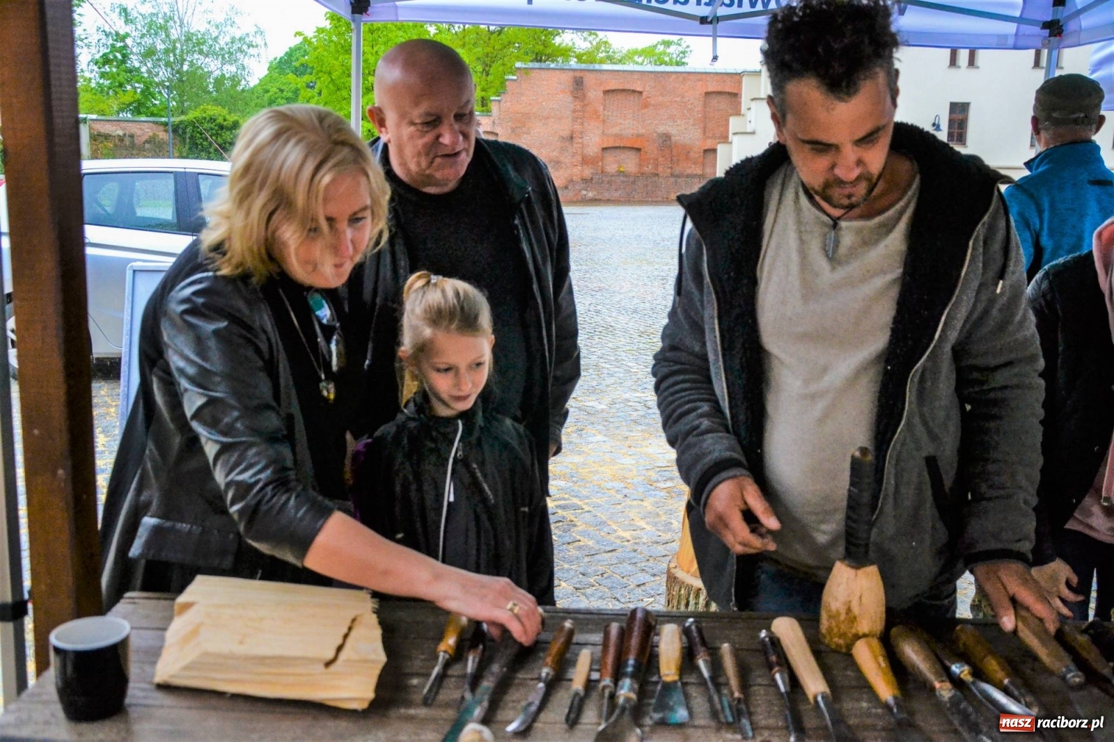 Zdjęcie w galerii na portalu naszraciborz.pl: Warsztaty z rzeźbiarzami zakończyły I plener rzeźbiarski wiadomości z regionu