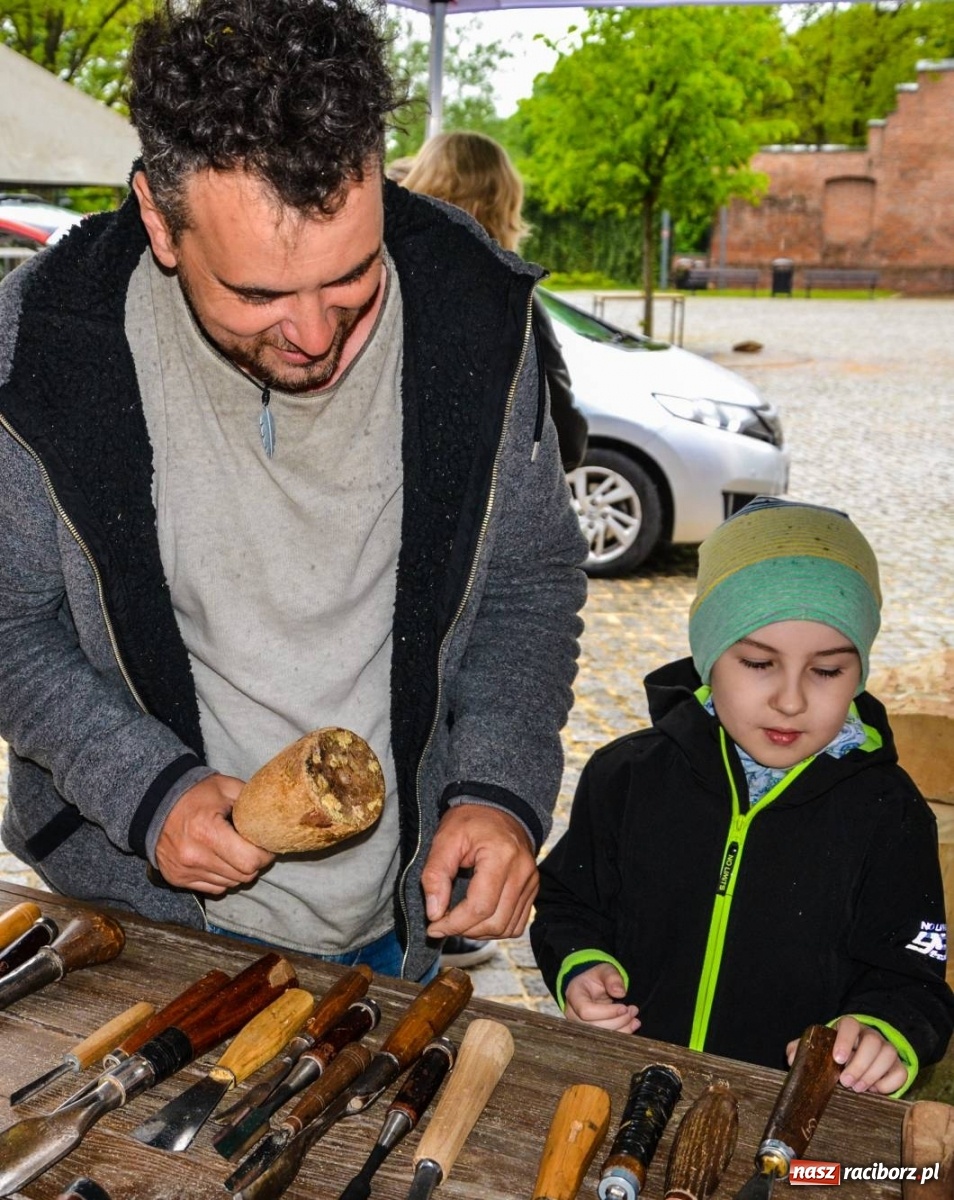 Zdjęcie w galerii na portalu naszraciborz.pl: Warsztaty z rzeźbiarzami zakończyły I plener rzeźbiarski wiadomości z regionu