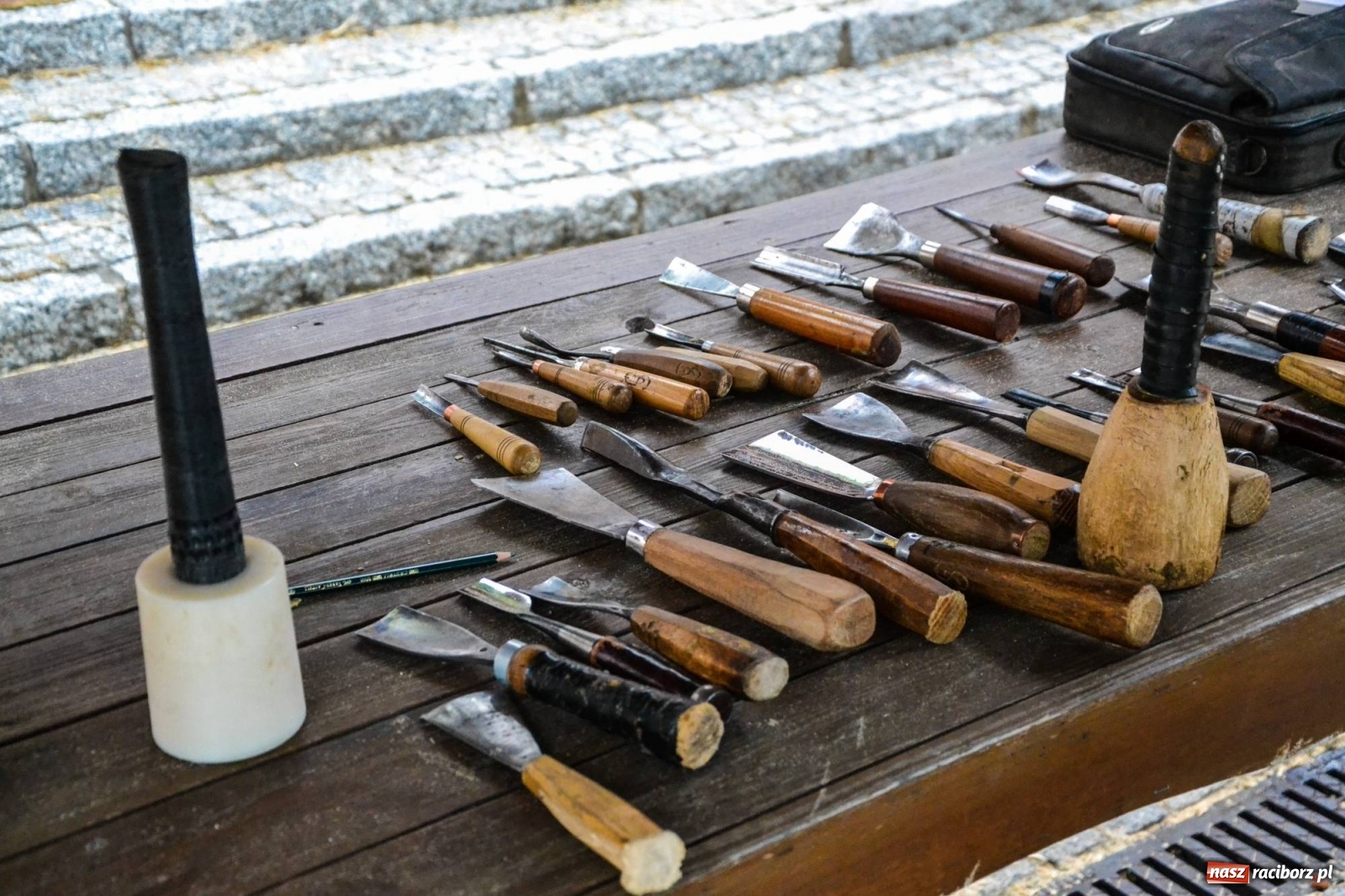 Zdjęcie w galerii na portalu naszraciborz.pl: Warsztaty z rzeźbiarzami zakończyły I plener rzeźbiarski wiadomości z regionu