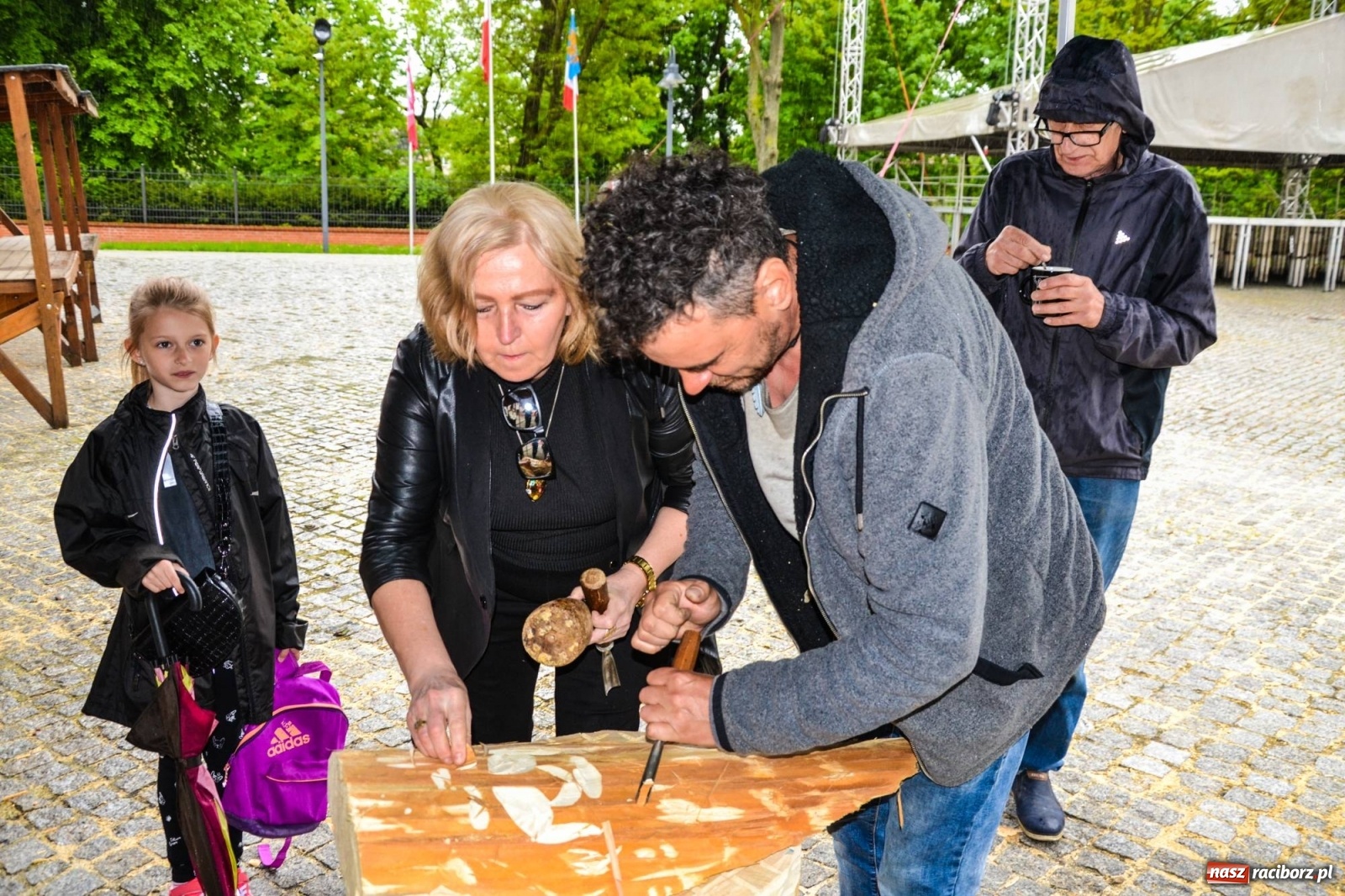 Zdjęcie w galerii na portalu naszraciborz.pl: Warsztaty z rzeźbiarzami zakończyły I plener rzeźbiarski wiadomości z regionu