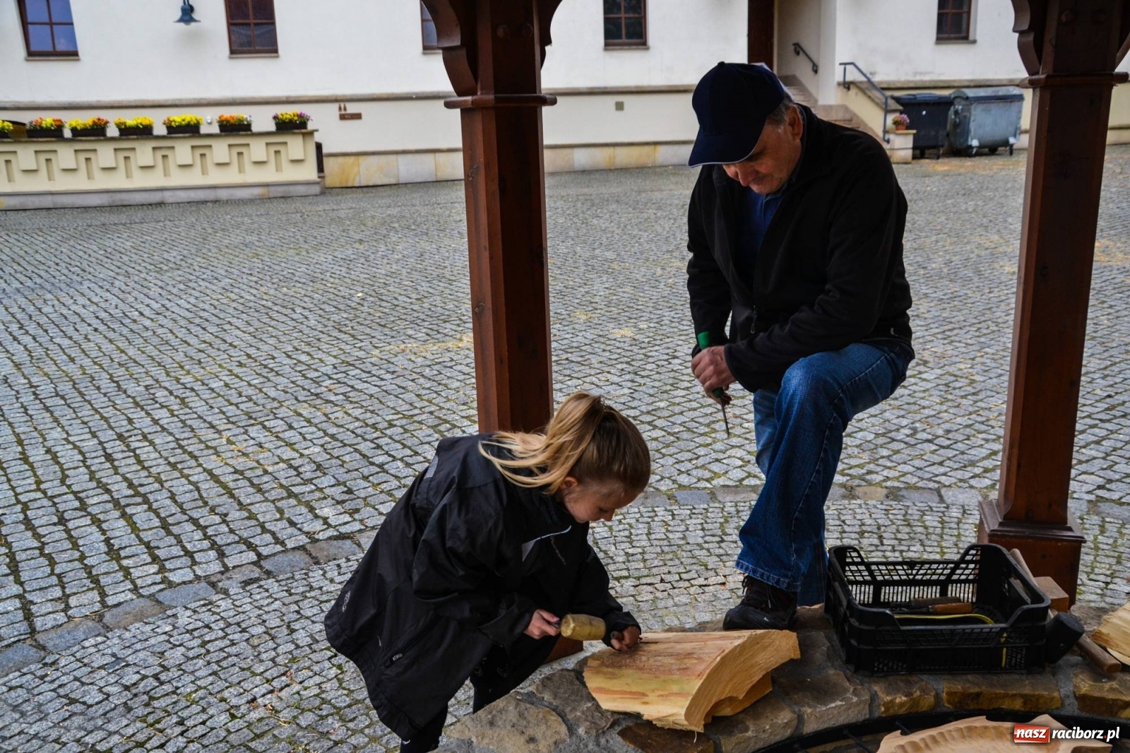 Zdjęcie w galerii na portalu naszraciborz.pl: Warsztaty z rzeźbiarzami zakończyły I plener rzeźbiarski wiadomości z regionu