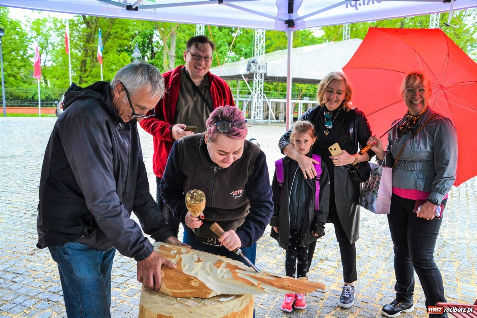 Zdjęcie w galerii na portalu naszraciborz.pl: Warsztaty z rzeźbiarzami zakończyły I plener rzeźbiarski wiadomości z regionu