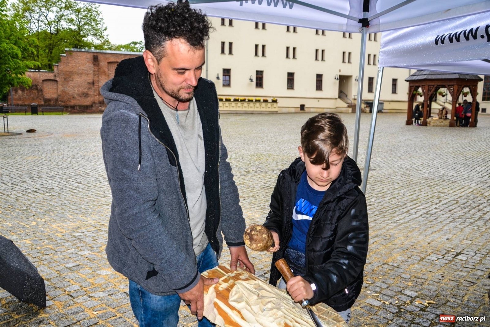 Zdjęcie w galerii na portalu naszraciborz.pl: Warsztaty z rzeźbiarzami zakończyły I plener rzeźbiarski wiadomości z regionu