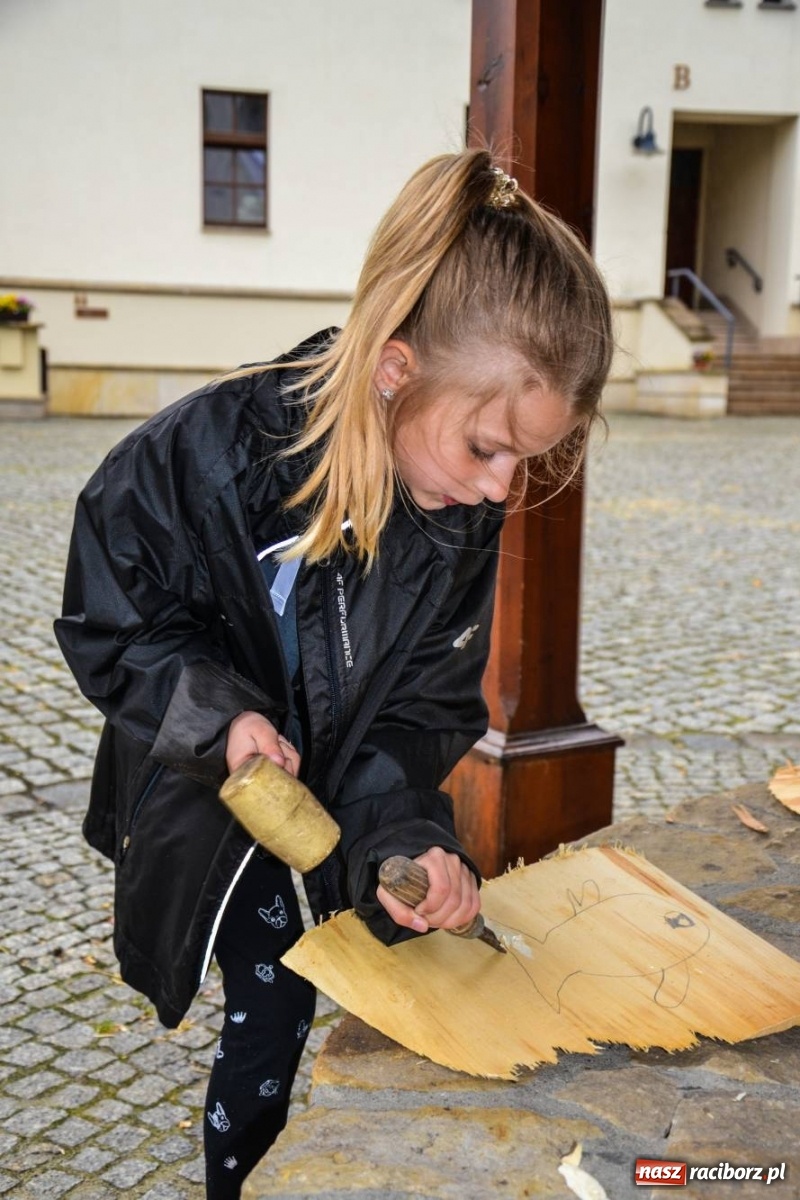 Zdjęcie w galerii na portalu naszraciborz.pl: Warsztaty z rzeźbiarzami zakończyły I plener rzeźbiarski wiadomości z regionu