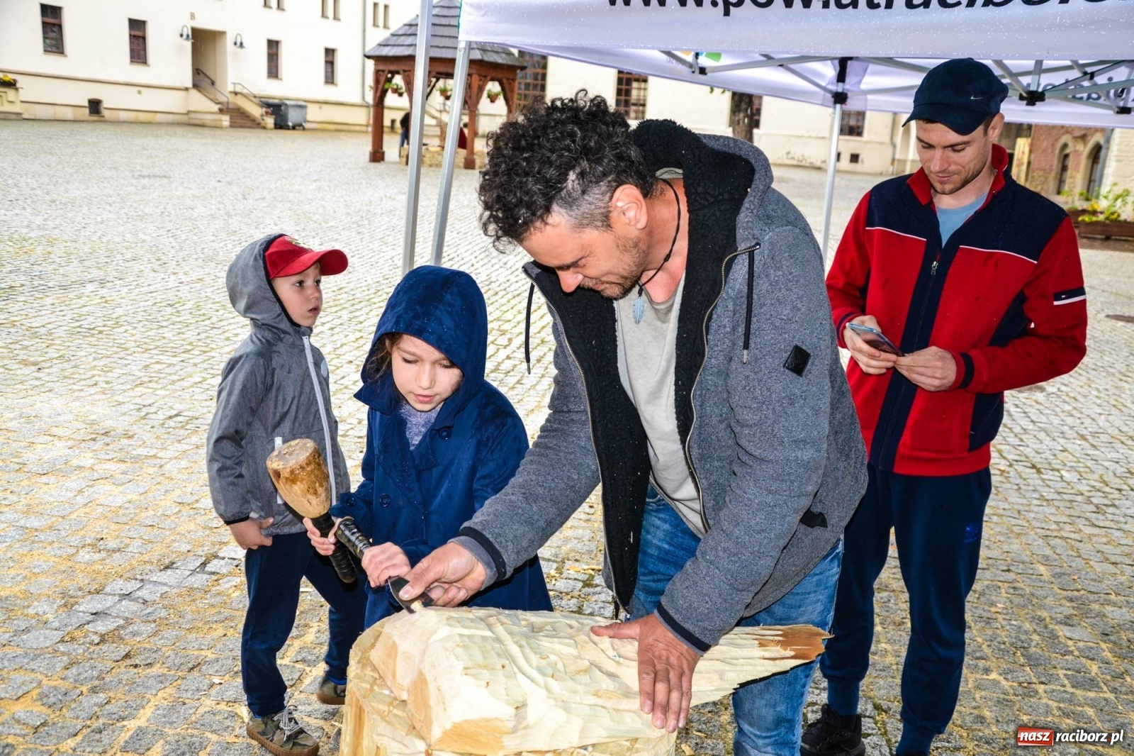 Zdjęcie w galerii na portalu naszraciborz.pl: Warsztaty z rzeźbiarzami zakończyły I plener rzeźbiarski wiadomości z regionu