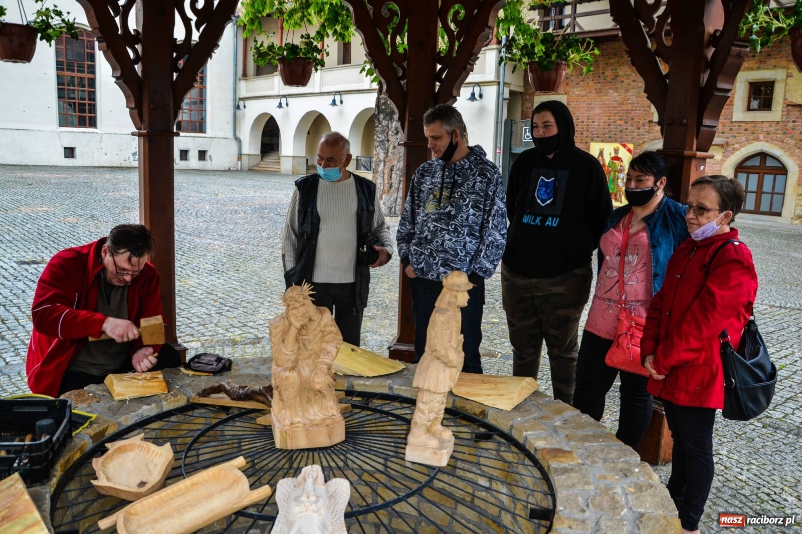Zdjęcie w galerii na portalu naszraciborz.pl: Warsztaty z rzeźbiarzami zakończyły I plener rzeźbiarski wiadomości z regionu