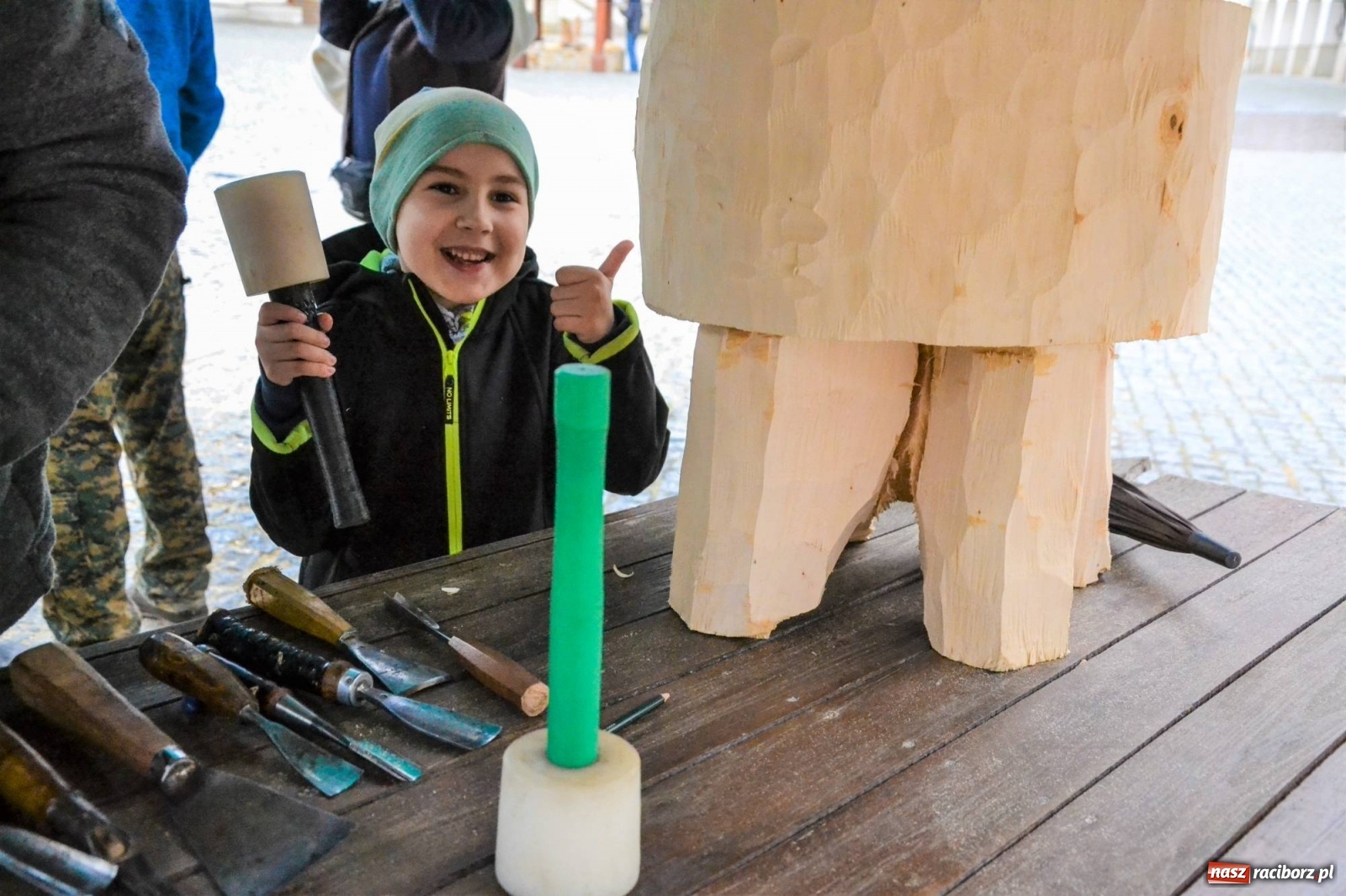 Zdjęcie w galerii na portalu naszraciborz.pl: Warsztaty z rzeźbiarzami zakończyły I plener rzeźbiarski wiadomości z regionu