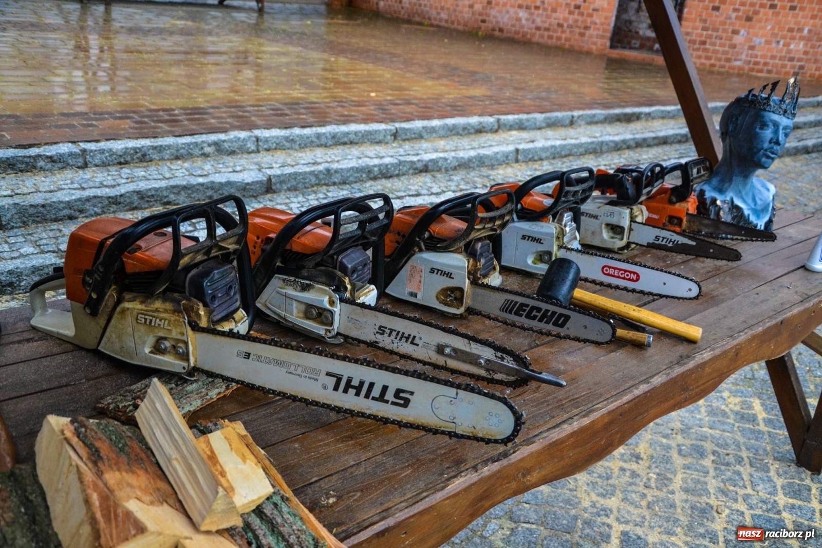 Zdjęcie w galerii na portalu naszraciborz.pl: Warsztaty z rzeźbiarzami zakończyły I plener rzeźbiarski wiadomości z regionu