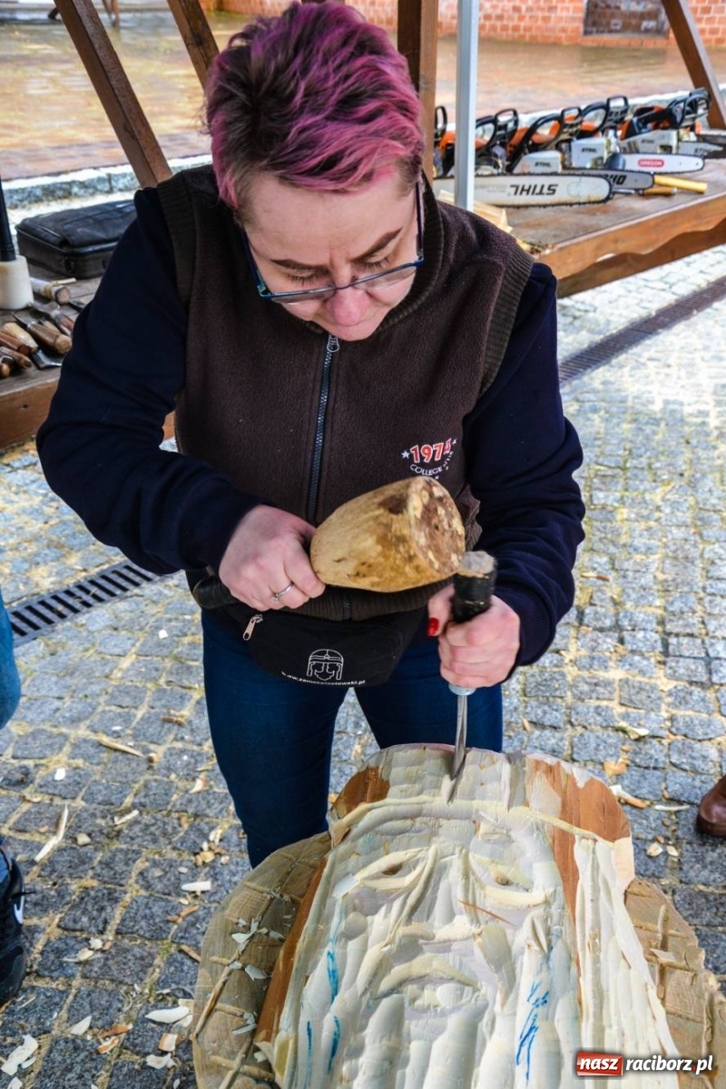 Zdjęcie w galerii na portalu naszraciborz.pl: Warsztaty z rzeźbiarzami zakończyły I plener rzeźbiarski wiadomości z regionu