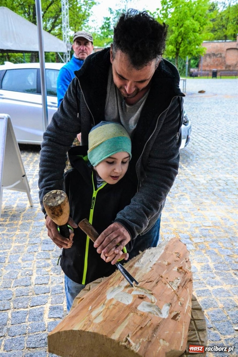 Zdjęcie w galerii na portalu naszraciborz.pl: Warsztaty z rzeźbiarzami zakończyły I plener rzeźbiarski wiadomości z regionu