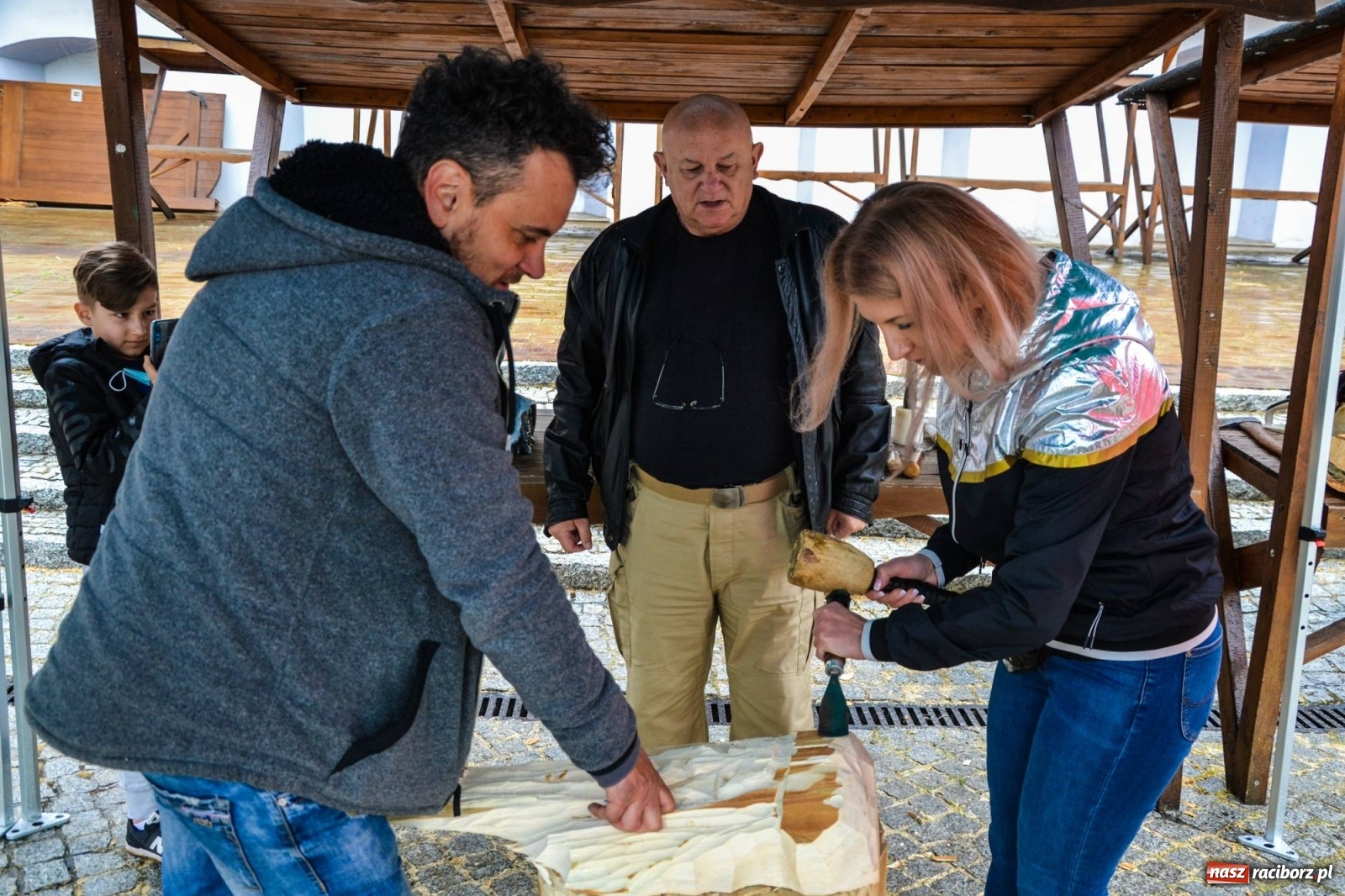 Zdjęcie w galerii na portalu naszraciborz.pl: Warsztaty z rzeźbiarzami zakończyły I plener rzeźbiarski wiadomości z regionu