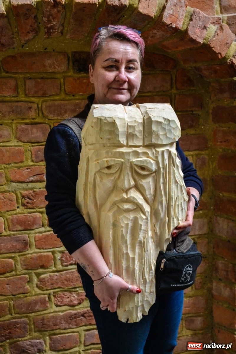 Zdjęcie w galerii na portalu naszraciborz.pl: Warsztaty z rzeźbiarzami zakończyły I plener rzeźbiarski wiadomości z regionu