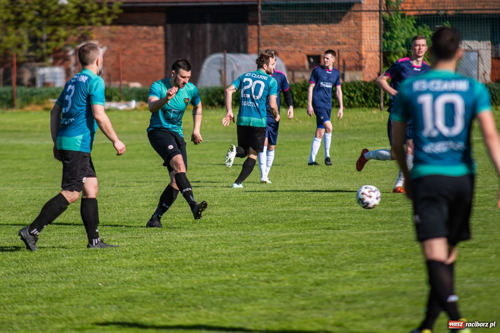 Zdjęcie w galerii na portalu naszraciborz.pl: Krzyżanowice vs Gorzyce. Choć dwoili się i troili, liderowi zbytnio nie podskoczyli [FOTO] wiadomości z regionu