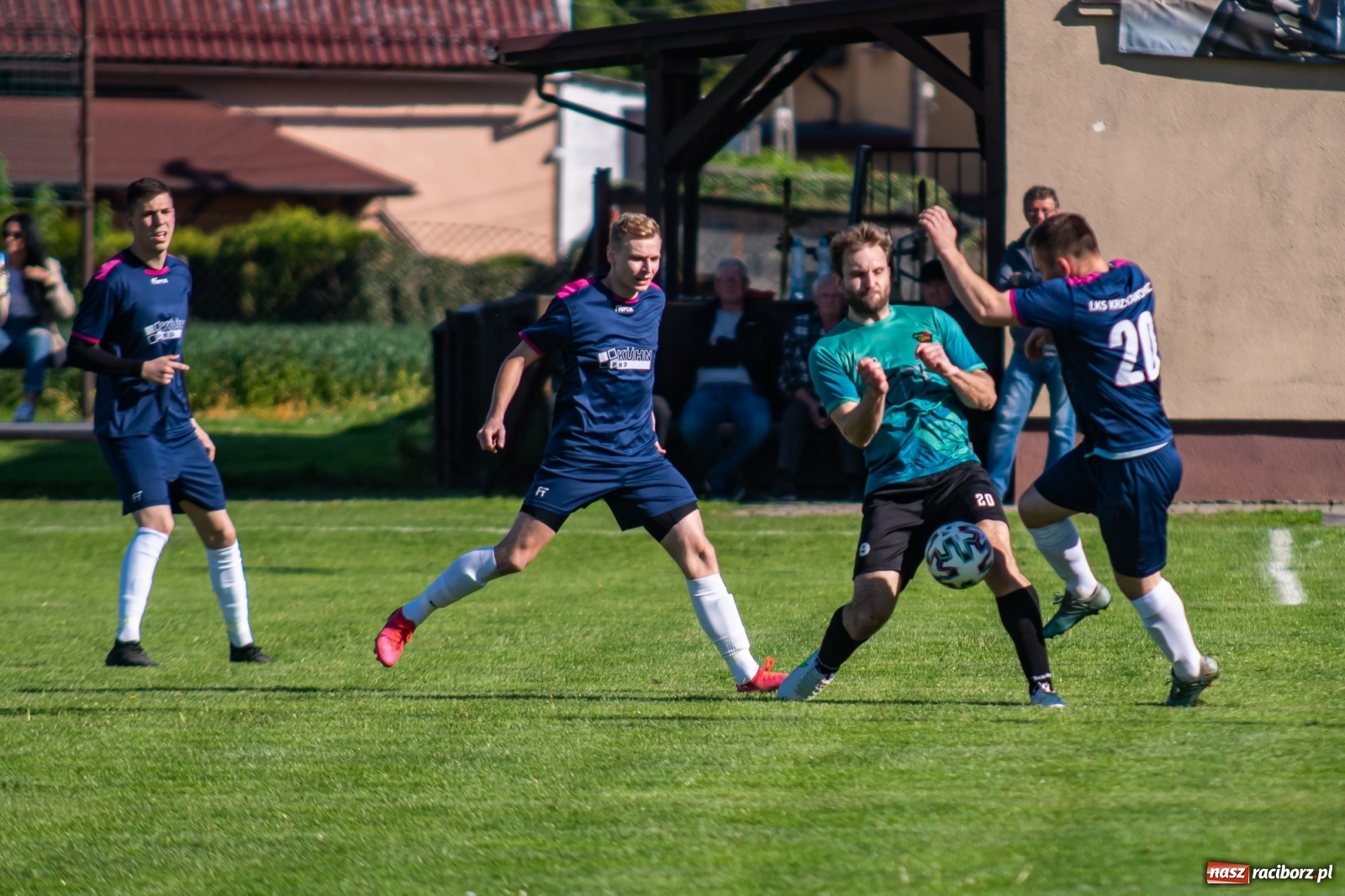 Zdjęcie w galerii na portalu naszraciborz.pl: Krzyżanowice vs Gorzyce. Choć dwoili się i troili, liderowi zbytnio nie podskoczyli [FOTO] wiadomości z regionu